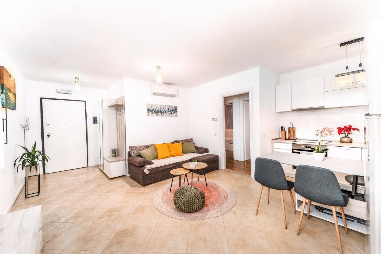 Central 700 Square Fructus Plaza - Eva Apartment Temesvár Kültér fotó