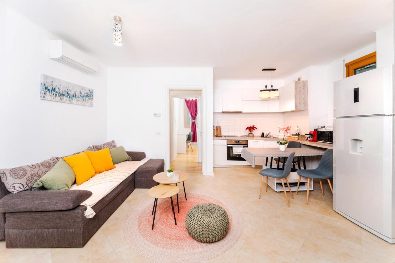 Central 700 Square Fructus Plaza - Eva Apartment Temesvár Kültér fotó